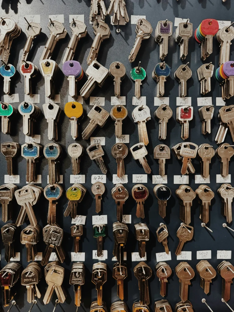 Imagen de una pared repleta de llaves colgadas